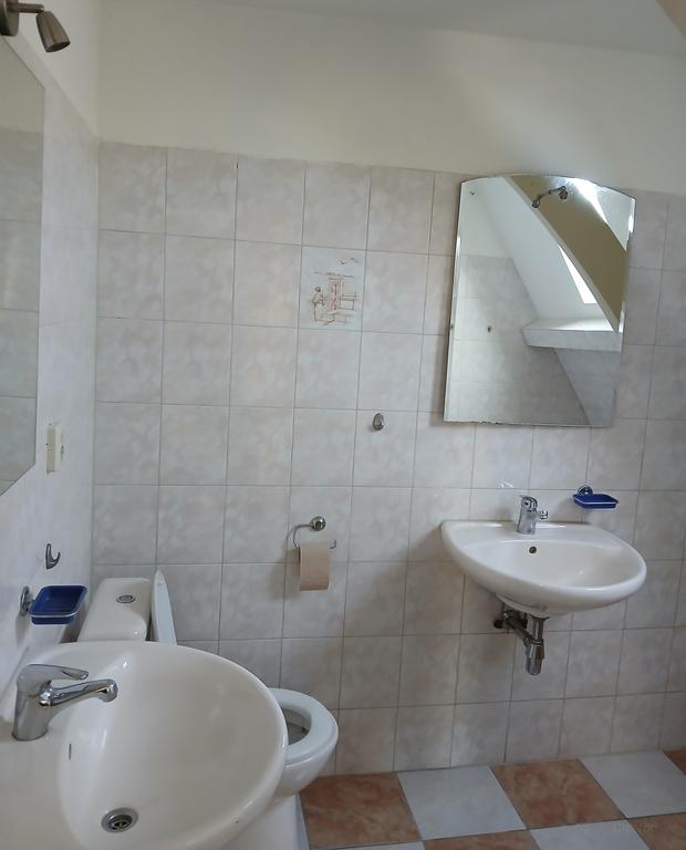 Apartment with Shared Rooftop Terrace in Town Centre - Image 8
