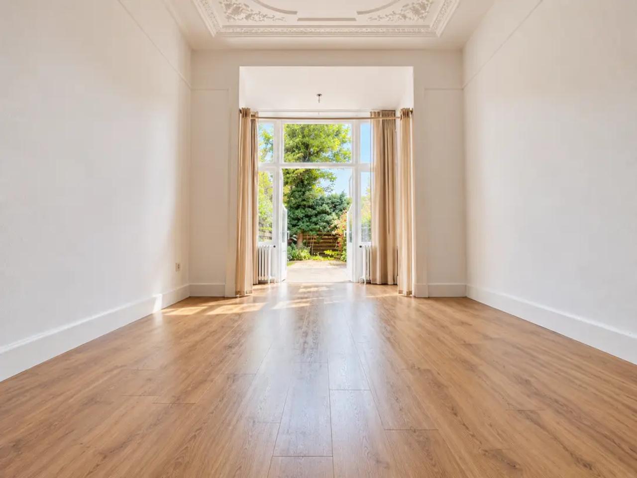 Furnished 1-bedroom apartment with garden - Image 1