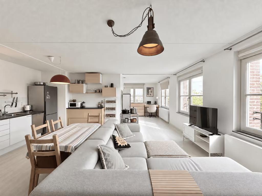 Gemeubileerd 3-kamerappartement met balkon - Afbeelding 1