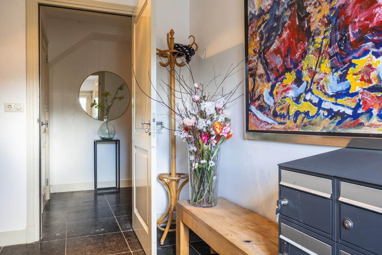 Furnished 2-bedroom apartment with garden - Image 2