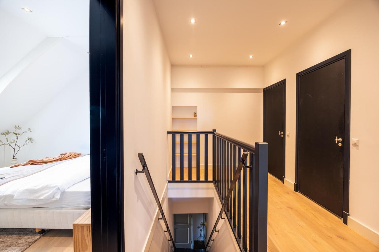 Furnished 2-bedroom apartment with garden - Image 19