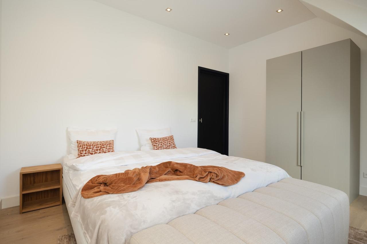 Furnished 2-bedroom apartment with garden - Image 24