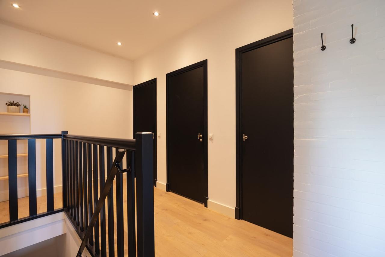Furnished 2-bedroom apartment with garden - Image 25
