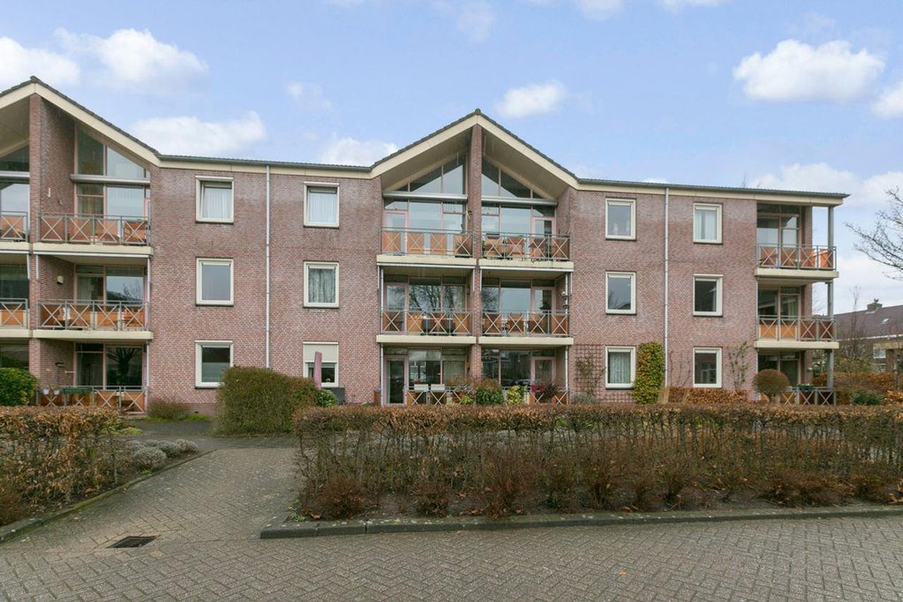 Gemeubileerd 3-kamerappartement met parkeerplek - Afbeelding 1