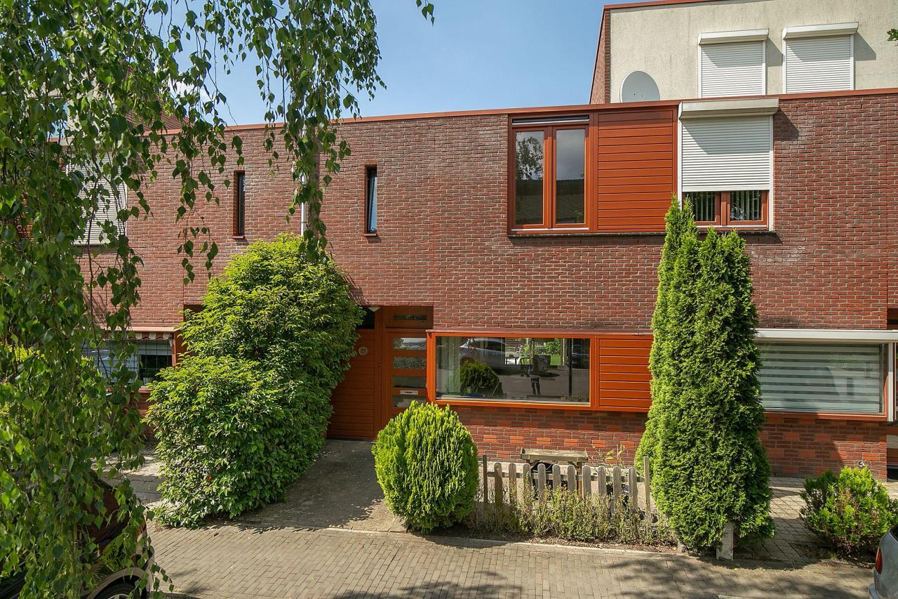 Family Home with Garden in Grasrijk - Image 1