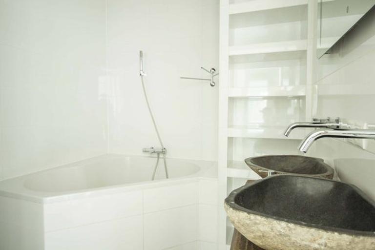 Ground-Floor Apartment with Garden in De Pijp - Image 24