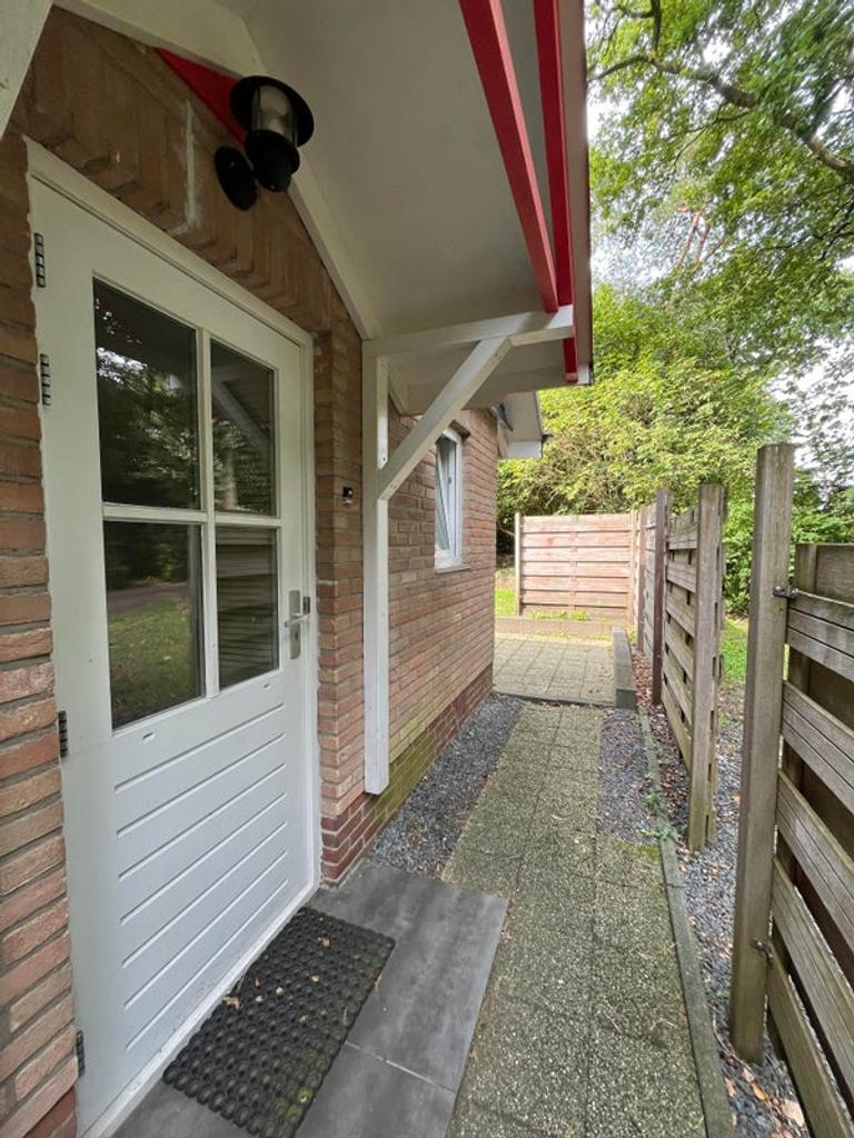 Furnished bungalow with private garden - Image 2