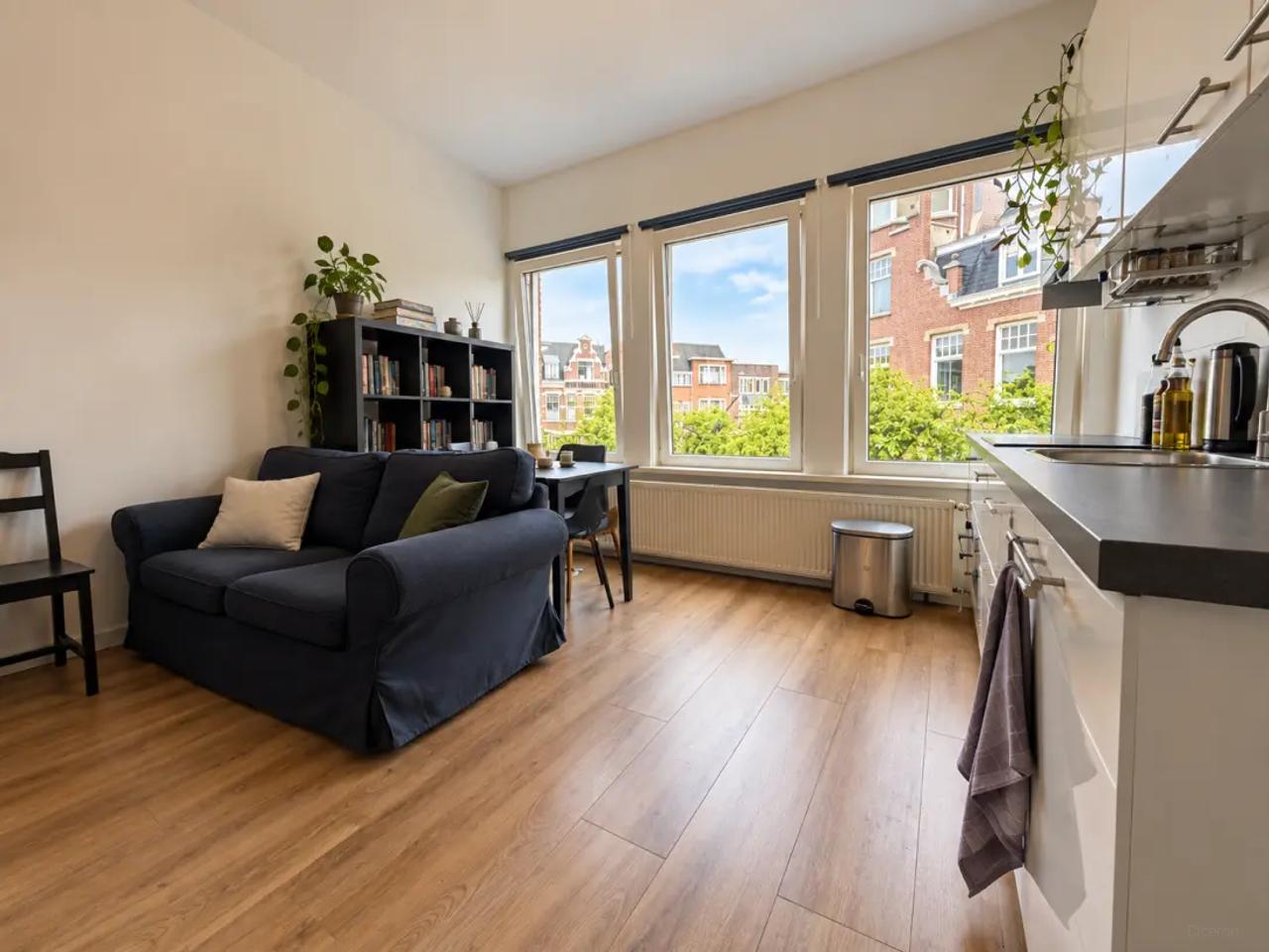 29 m² apartment with balcony in Bomenbuurt - Image 1