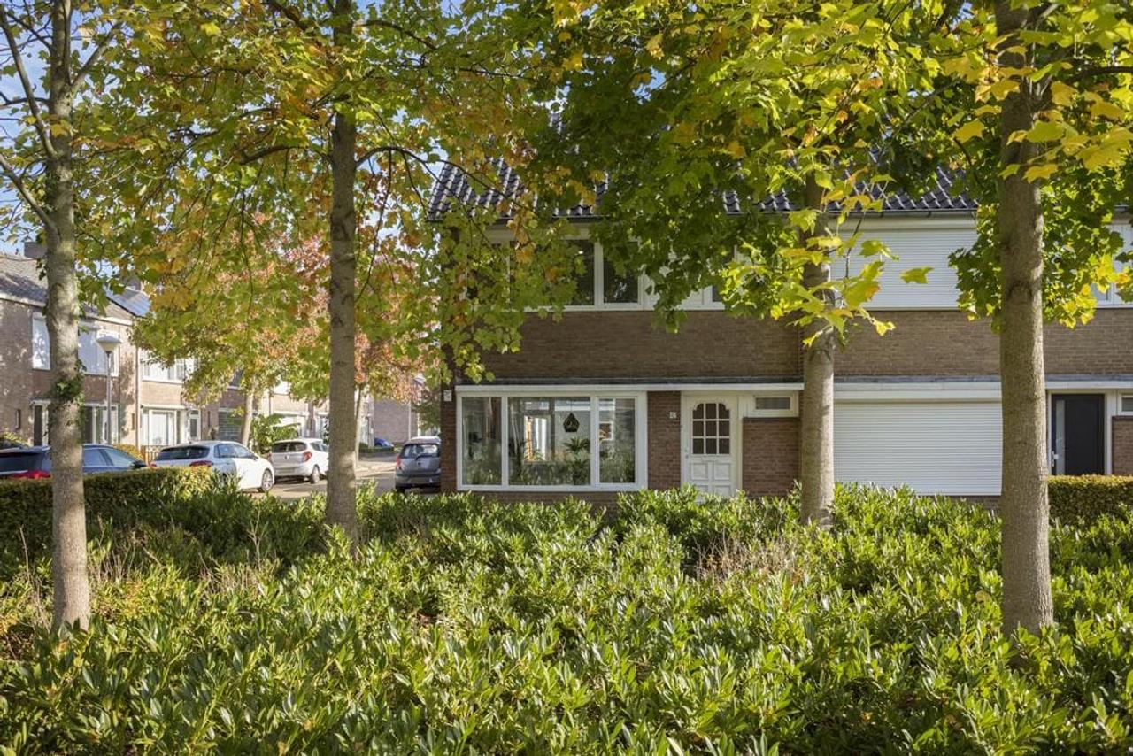 Vernieuwd hoekhuis met garage in Mensfort - Afbeelding 1