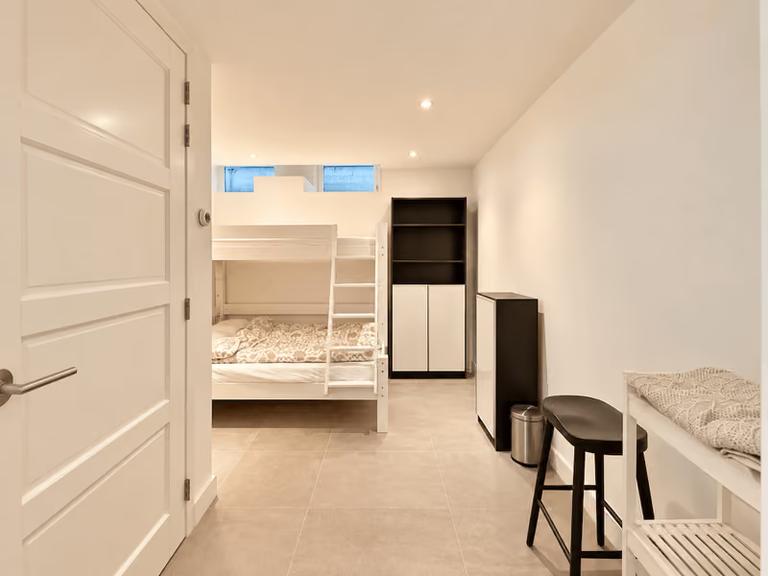 113 m² Furnished Apartment with Garden - Image 13