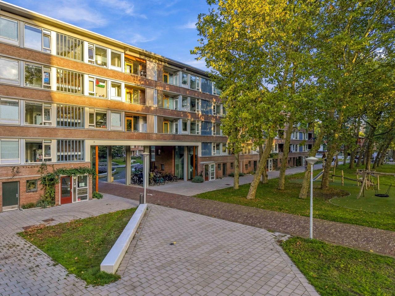 Three-bedroom apartment with two balconies - Image 1