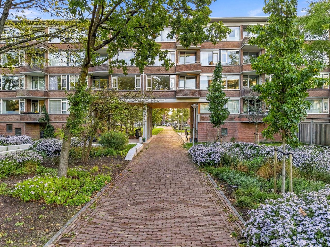 Three-bedroom apartment with two balconies - Image 3