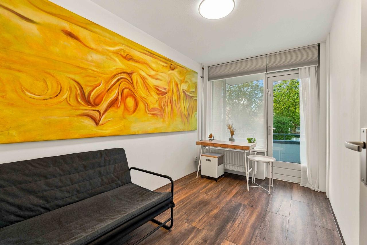 Three-bedroom apartment with two balconies - Image 4