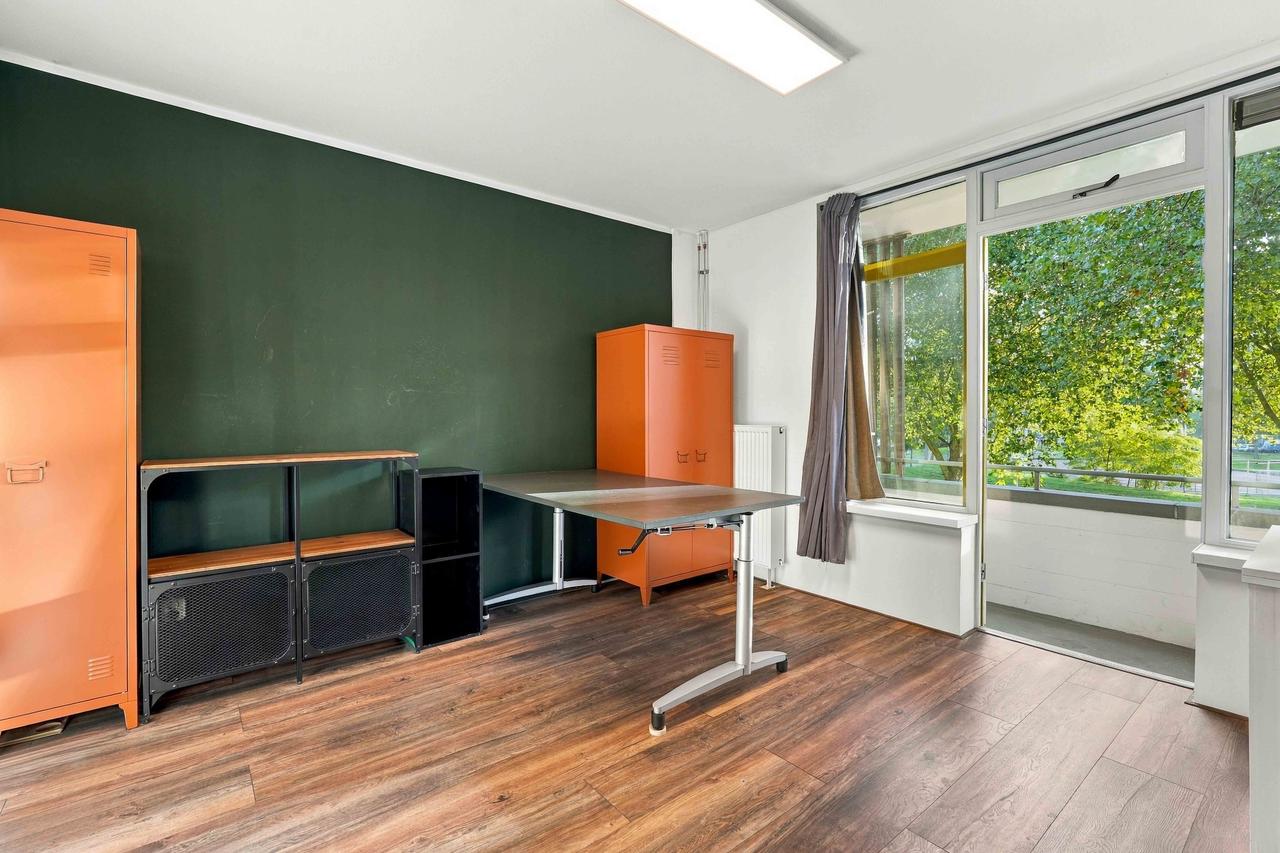 Three-bedroom apartment with two balconies - Image 6