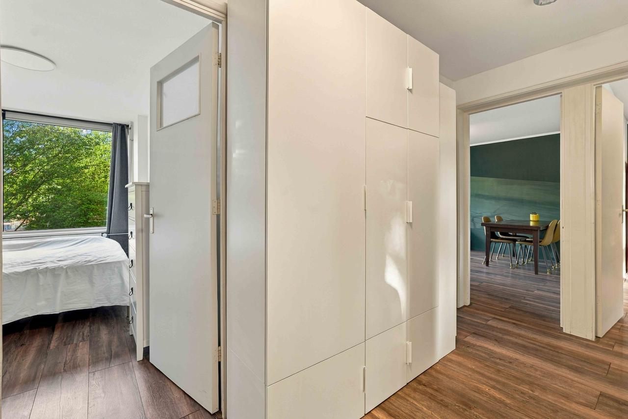 Three-bedroom apartment with two balconies - Image 9