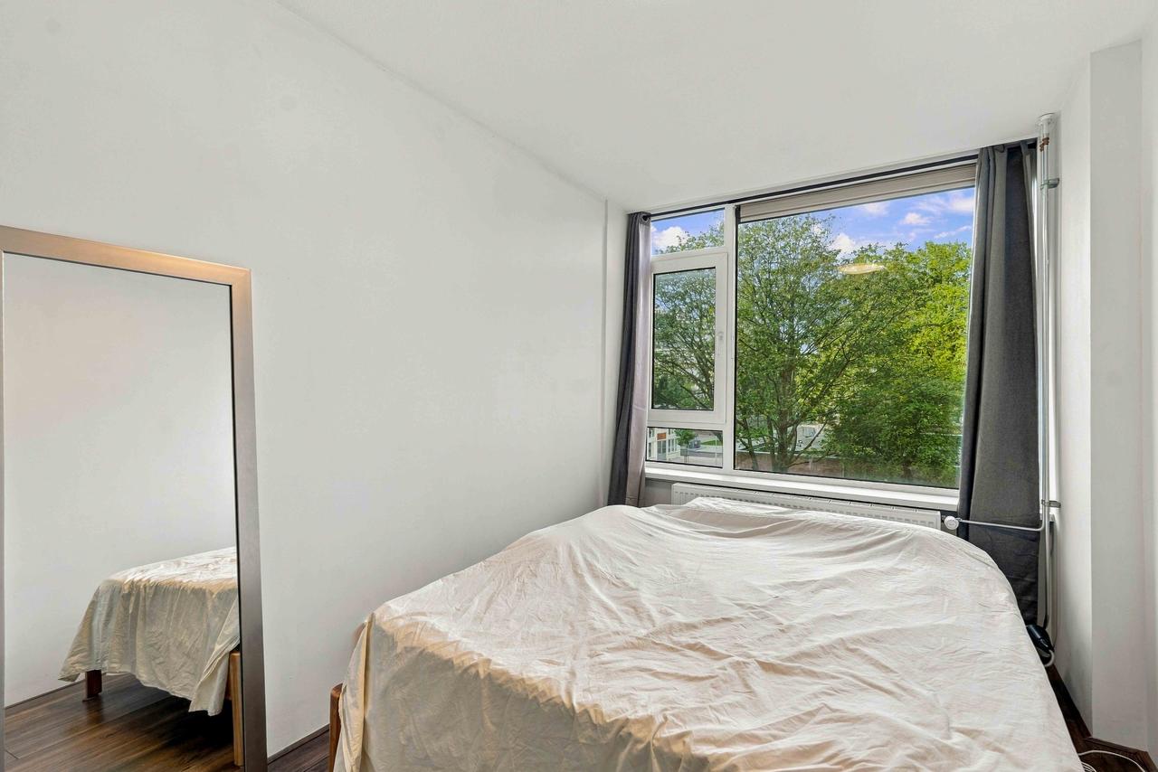 Three-bedroom apartment with two balconies - Image 10