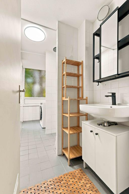 Three-bedroom apartment with two balconies - Image 12