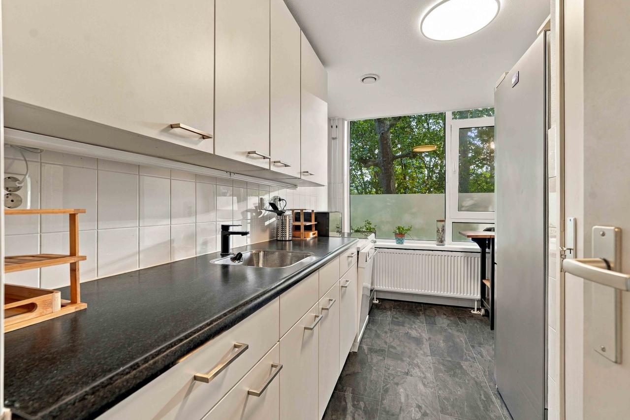 Three-bedroom apartment with two balconies - Image 13