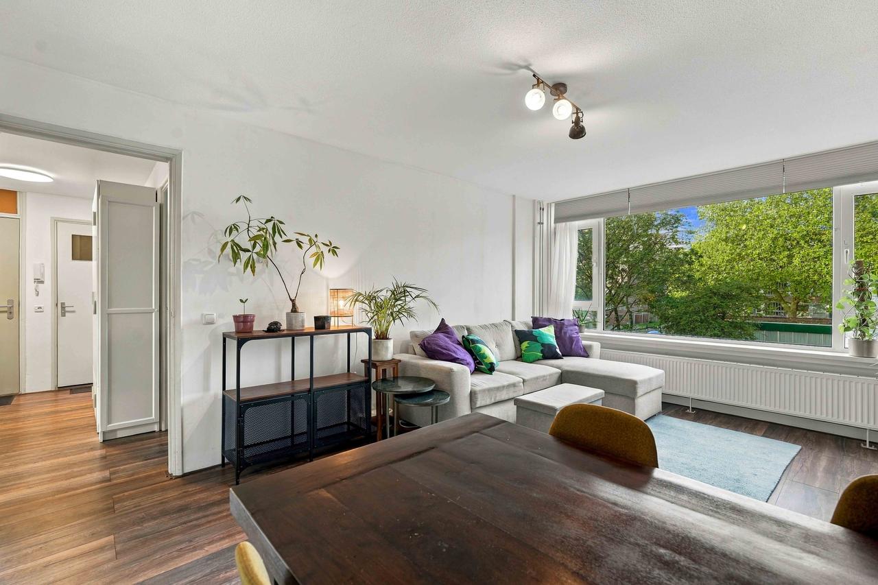 Three-bedroom apartment with two balconies - Image 17