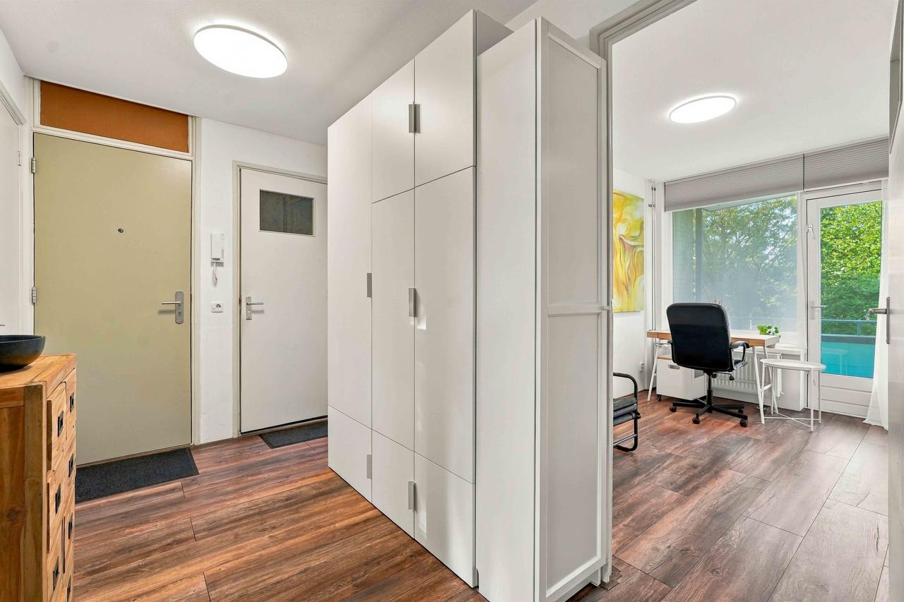 Three-bedroom apartment with two balconies - Image 19