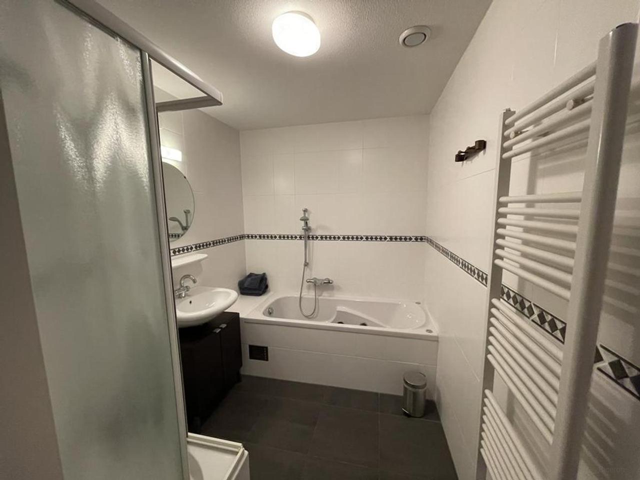Gemeubileerd penthouse met vijf balkons - Afbeelding 12