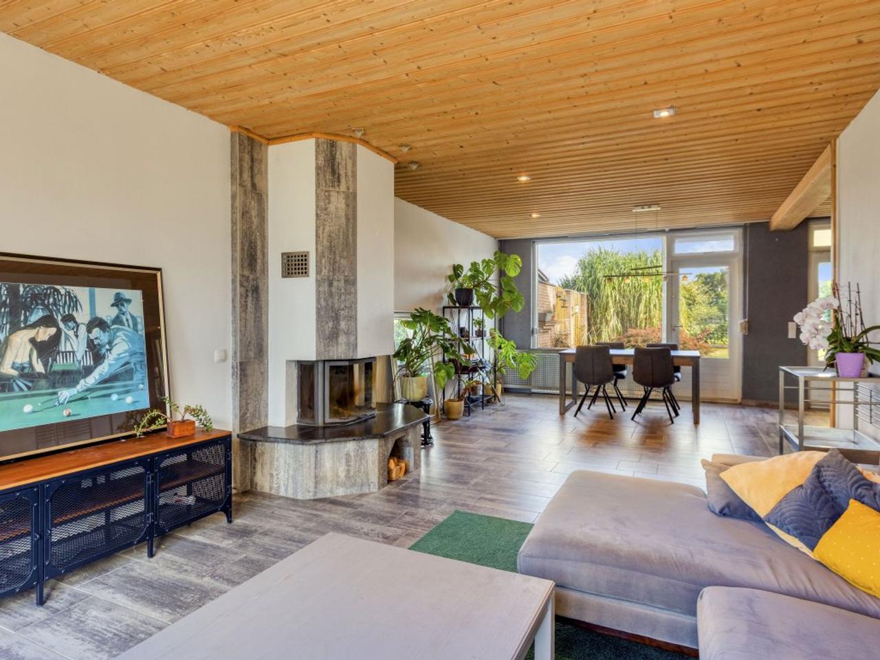 161 m² family home with garden and garage - Image 5