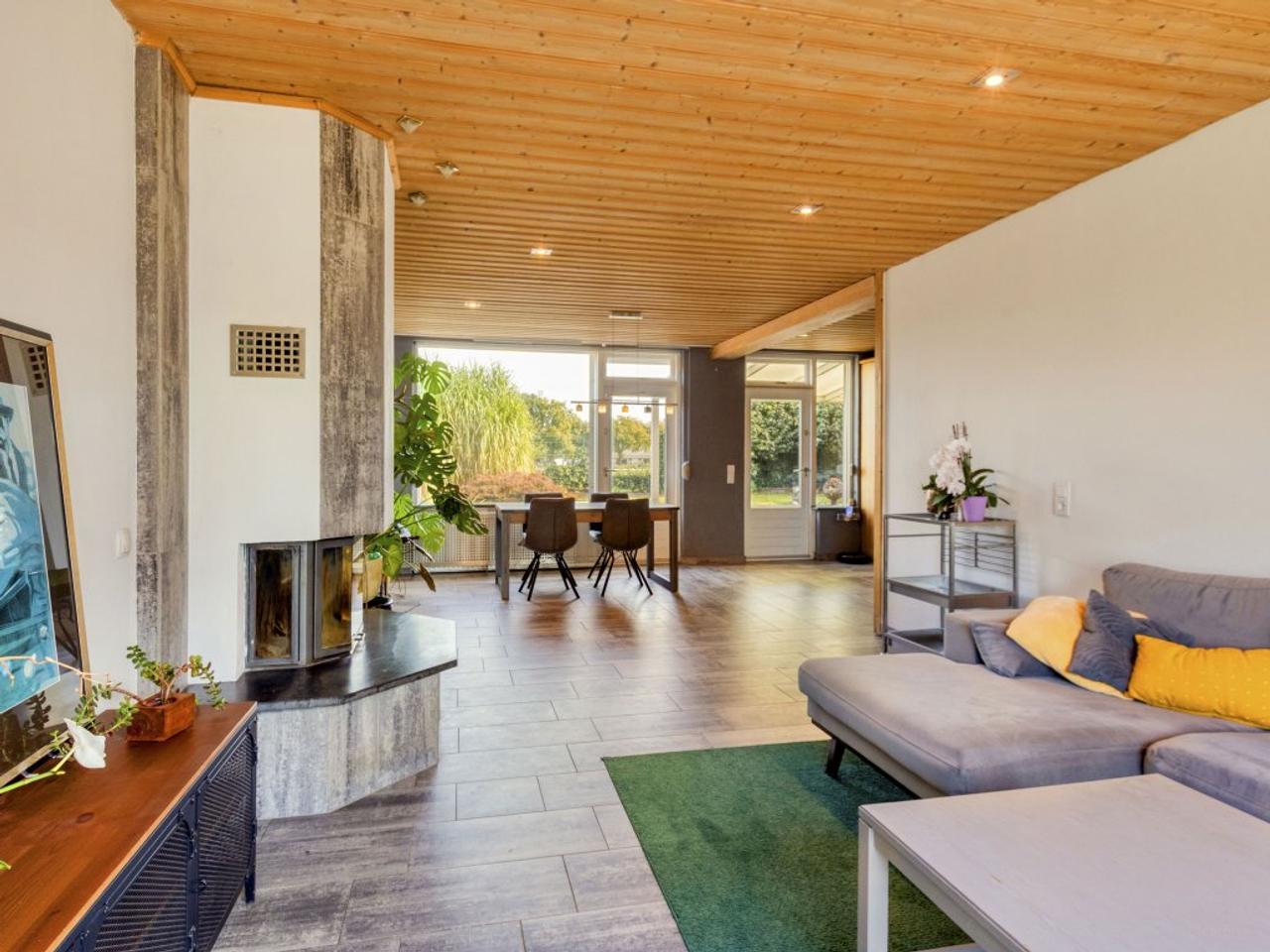 161 m² family home with garden and garage - Image 7