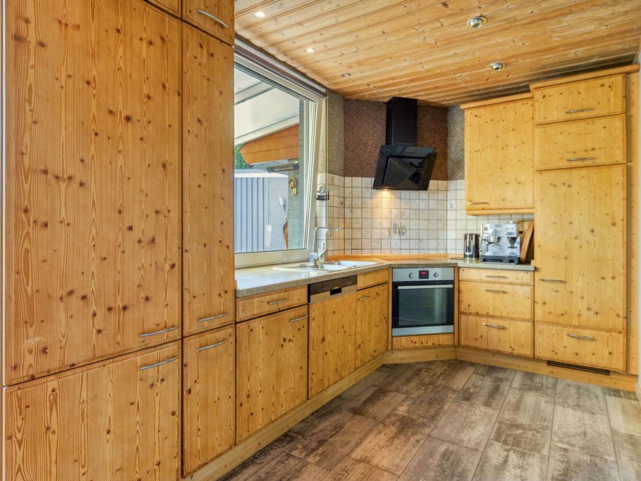 161 m² family home with garden and garage - Image 10