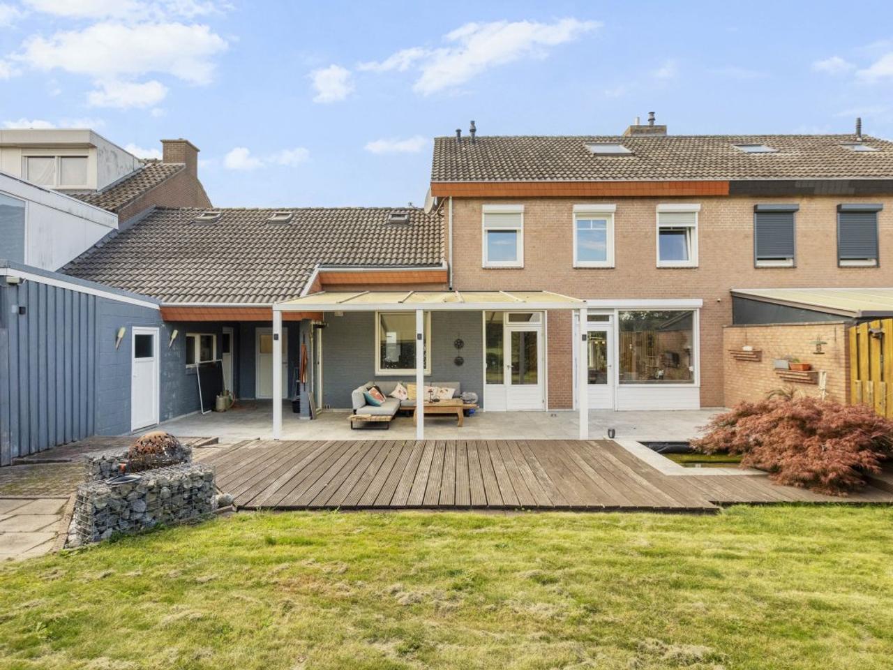 161 m² family home with garden and garage - Image 21
