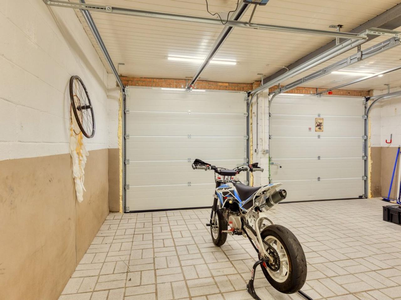 161 m² family home with garden and garage - Image 25
