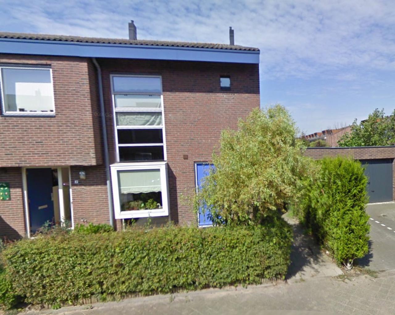 Corner house with 4 bedrooms and west-facing garden - Image 1