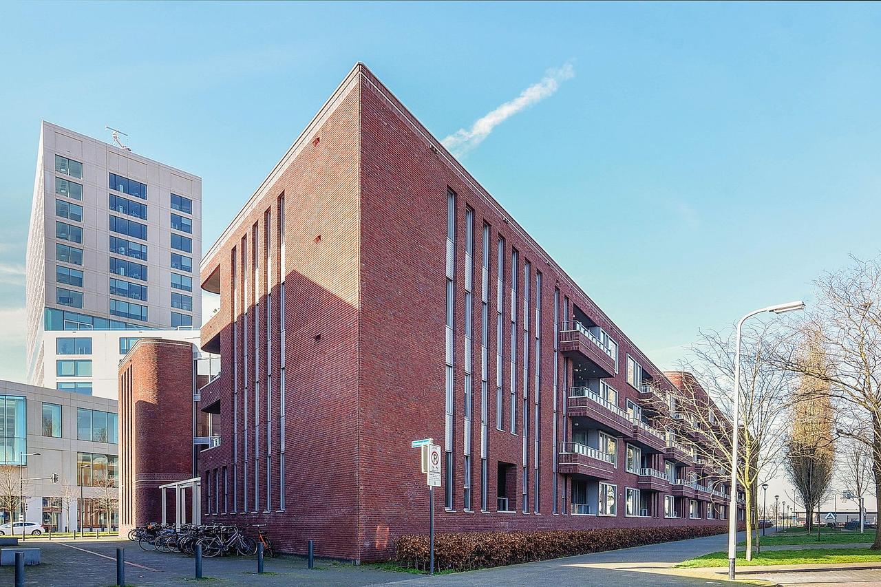 96 m² apartment with balcony in Belcrum - Image 1