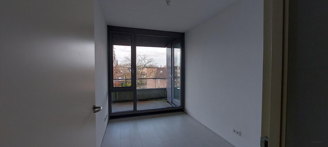 96 m² apartment with balcony in Belcrum - Image 6