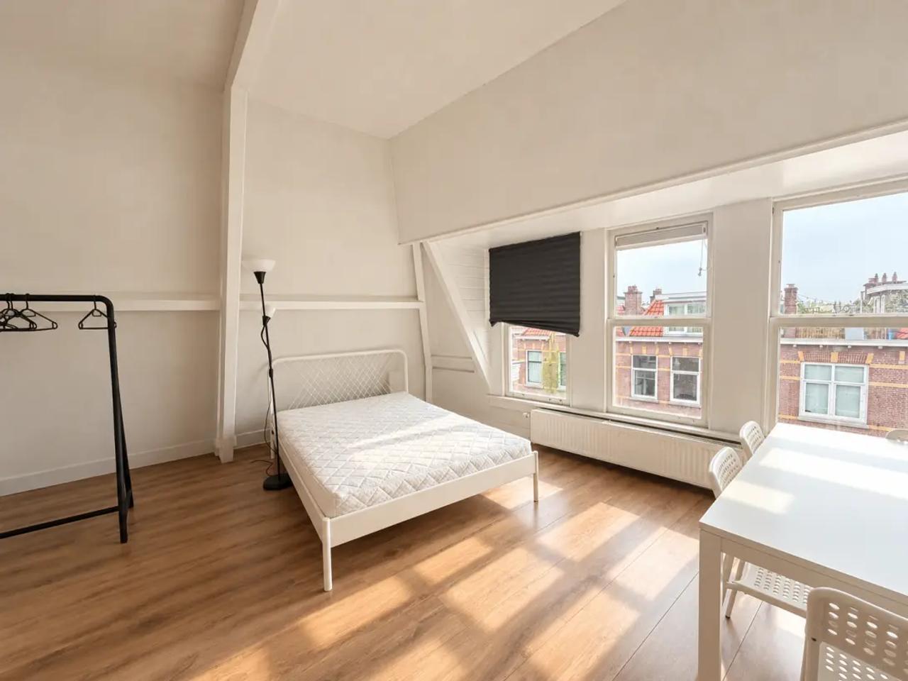 Student studio on Weimarstraat - Image 1