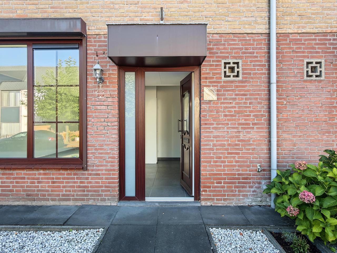 Energy-efficient home with 12 solar panels - Image 2