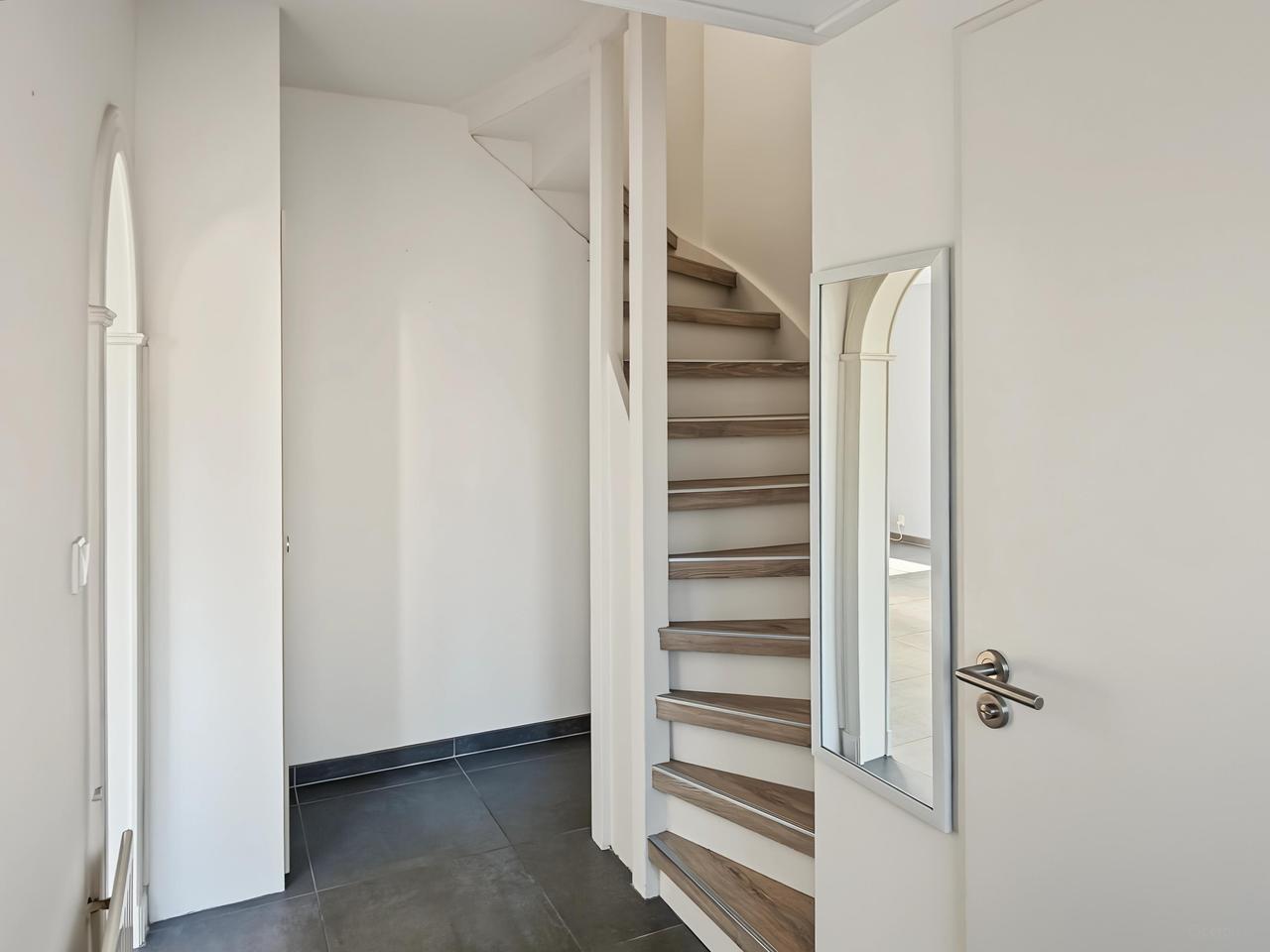Energy-efficient home with 12 solar panels - Image 3