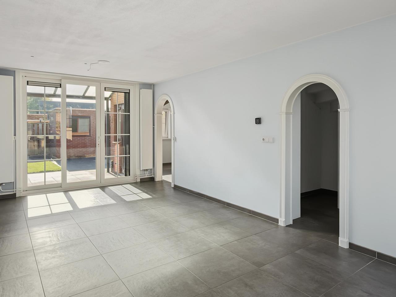 Energy-efficient home with 12 solar panels - Image 7