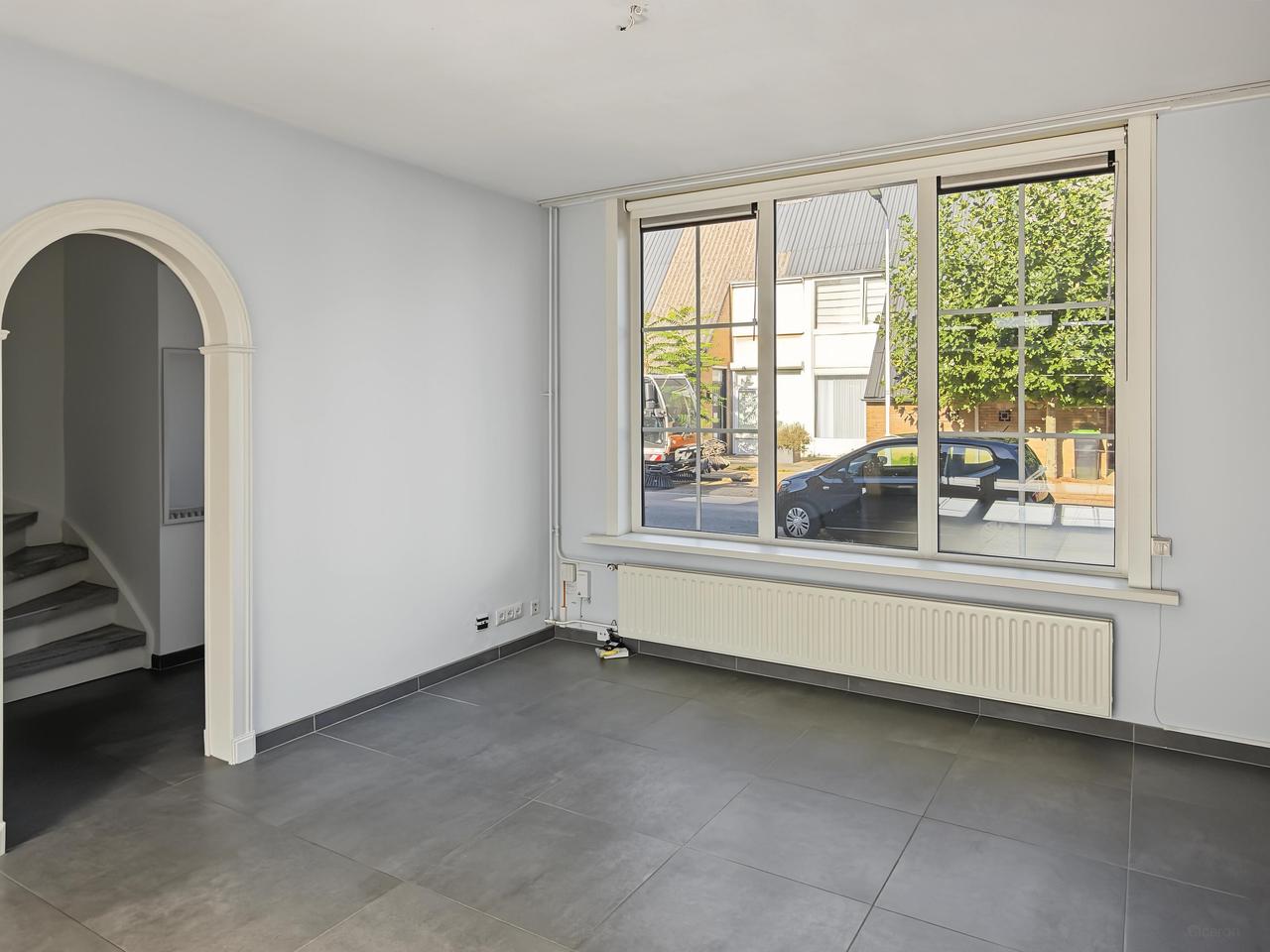 Energy-efficient home with 12 solar panels - Image 8