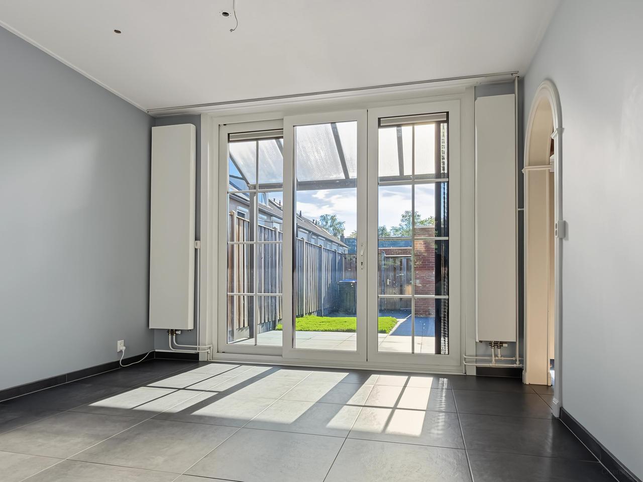 Energy-efficient home with 12 solar panels - Image 10