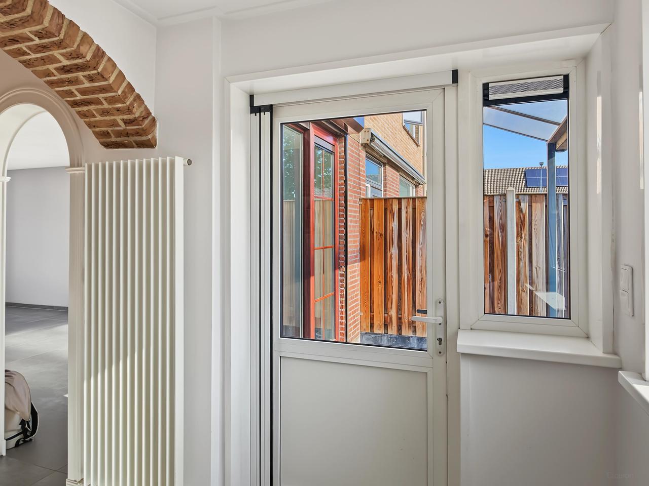 Energy-efficient home with 12 solar panels - Image 15