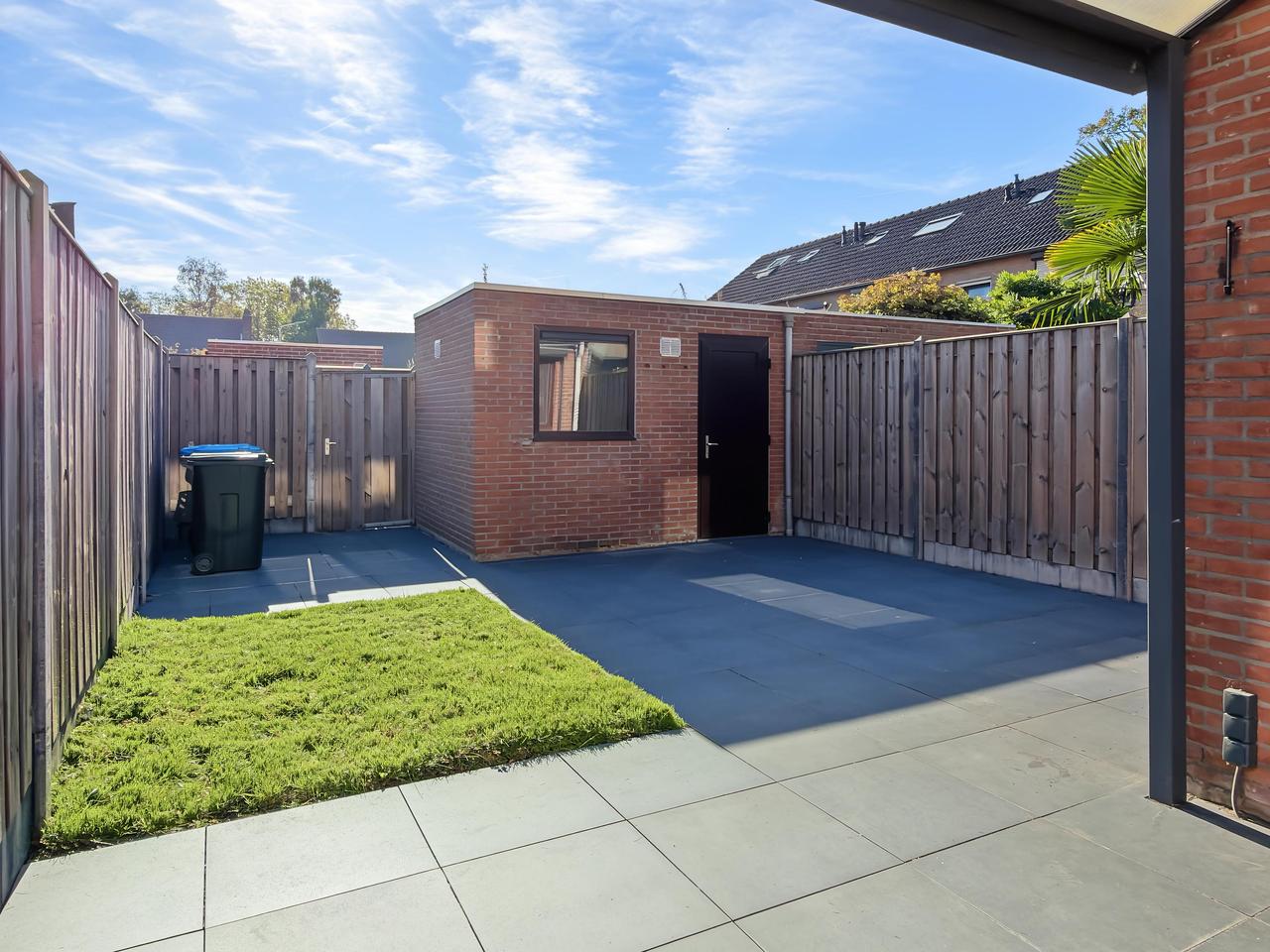 Energy-efficient home with 12 solar panels - Image 16