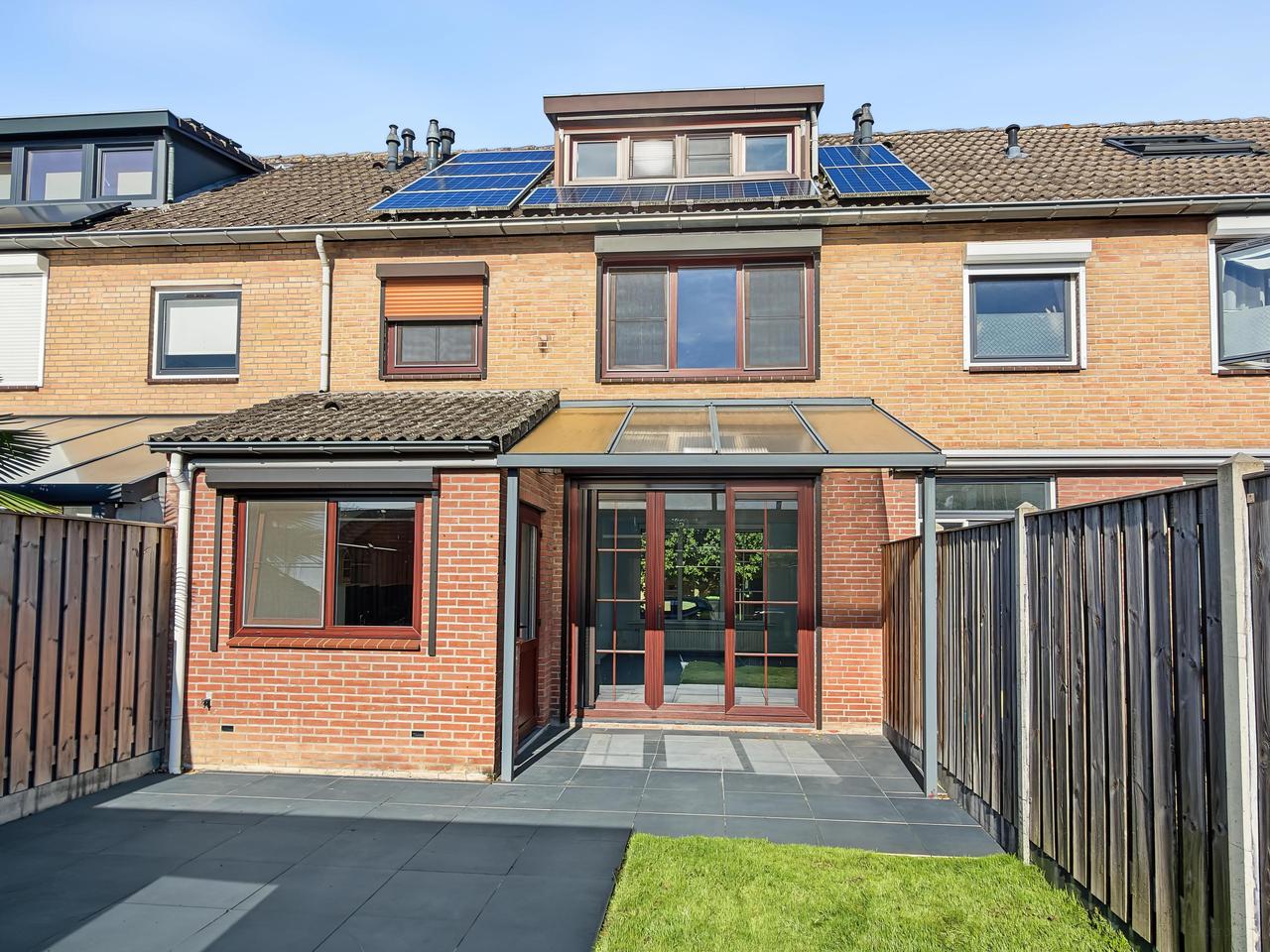 Energy-efficient home with 12 solar panels - Image 17