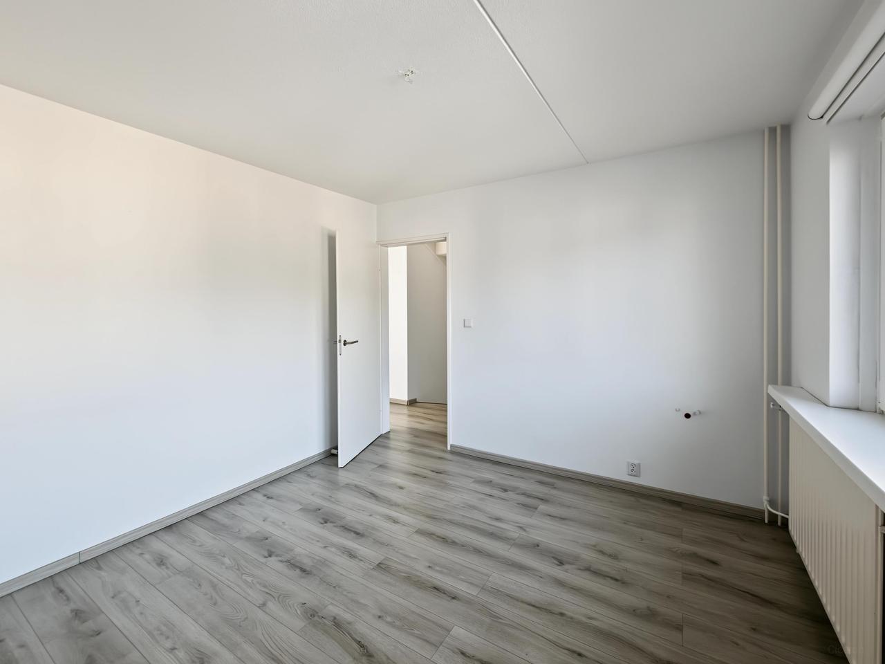 Energy-efficient home with 12 solar panels - Image 20
