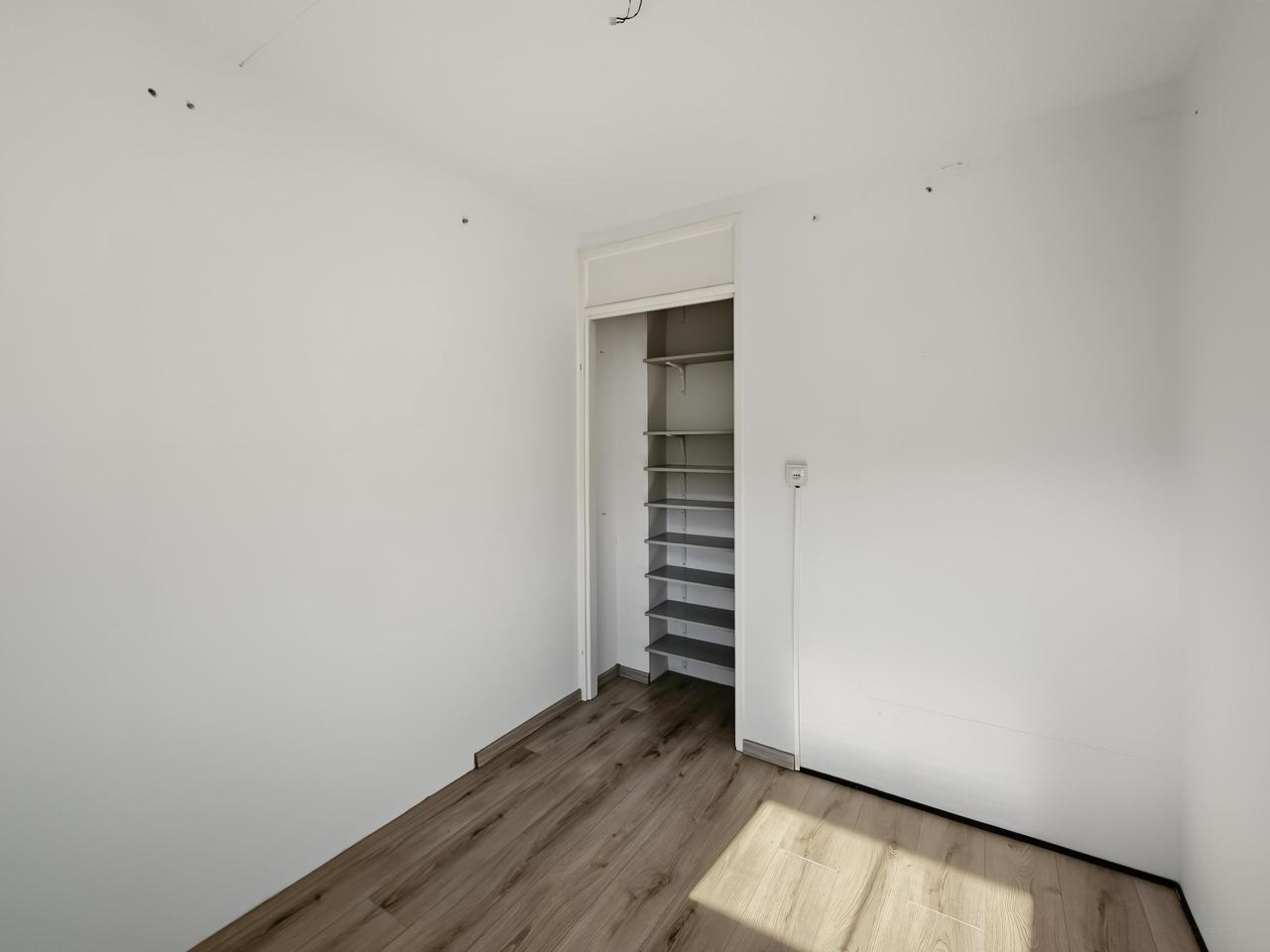 Energy-efficient home with 12 solar panels - Image 21