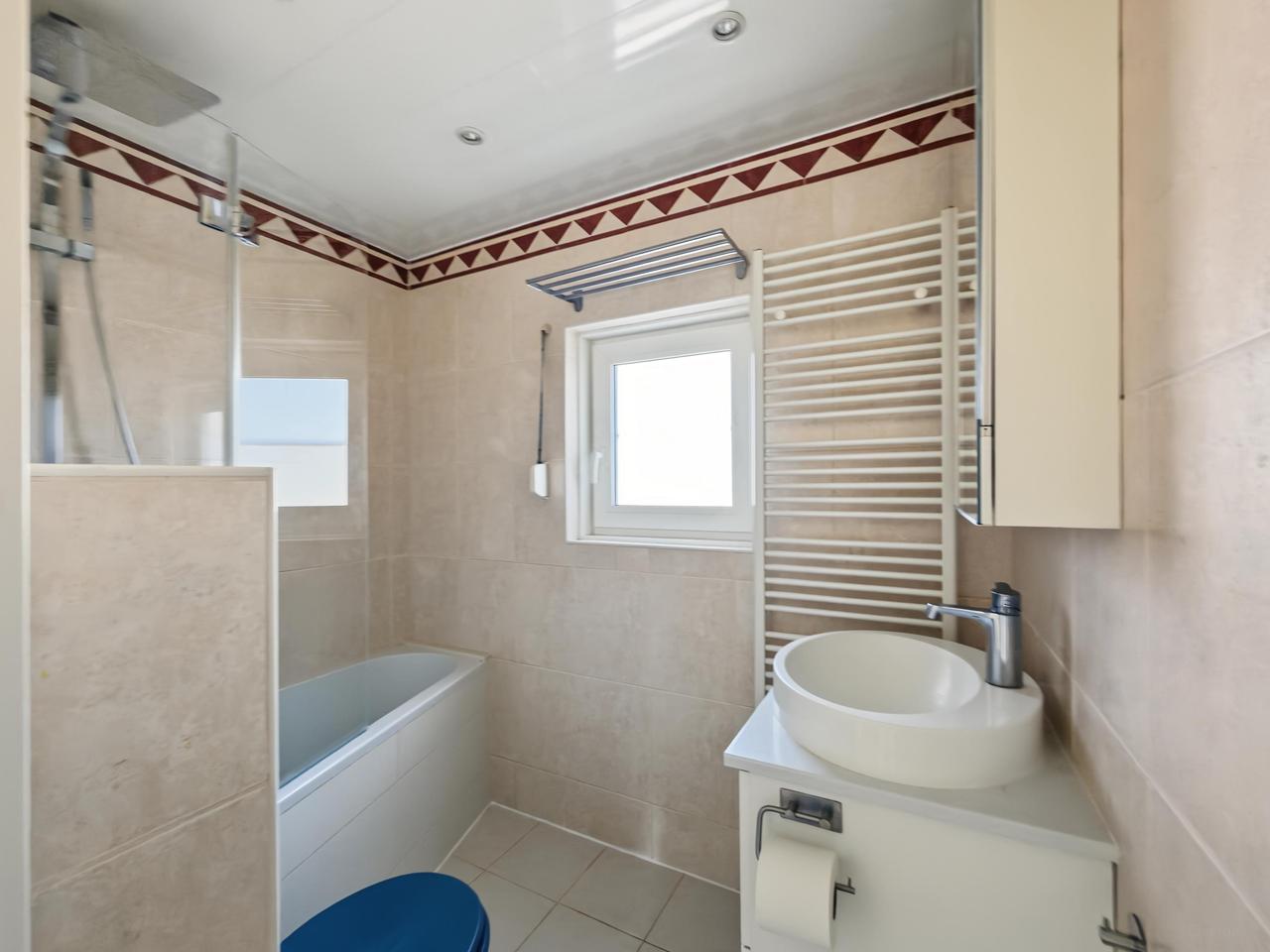 Energy-efficient home with 12 solar panels - Image 22