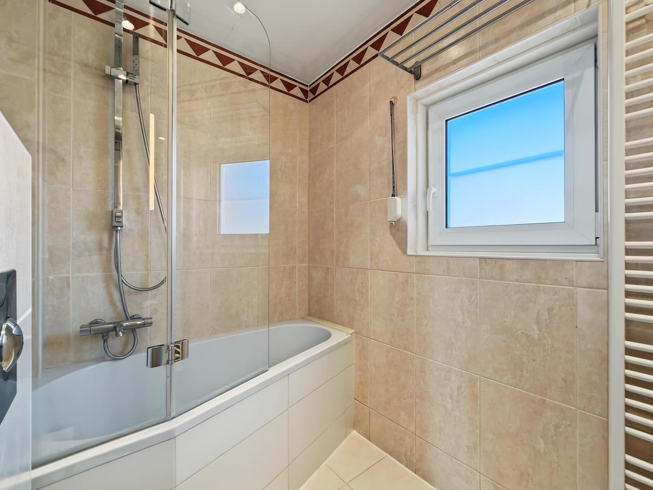 Energy-efficient home with 12 solar panels - Image 23