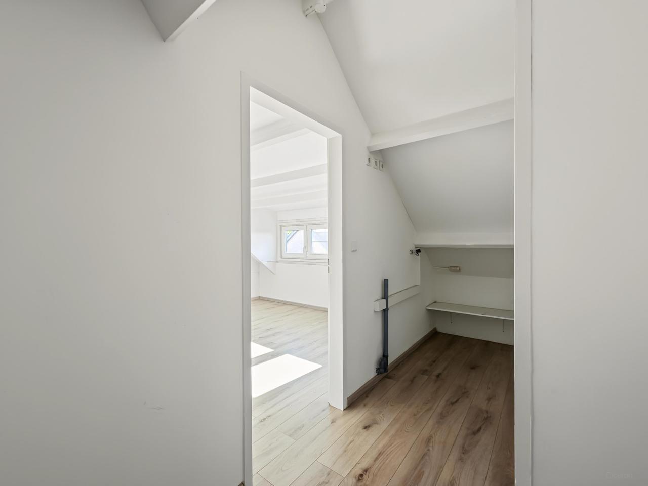 Energy-efficient home with 12 solar panels - Image 24