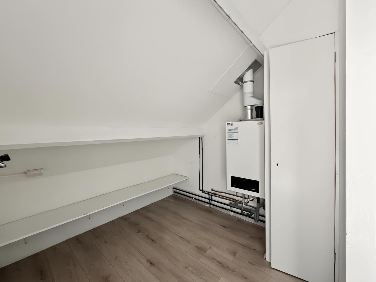 Energy-efficient home with 12 solar panels - Image 25