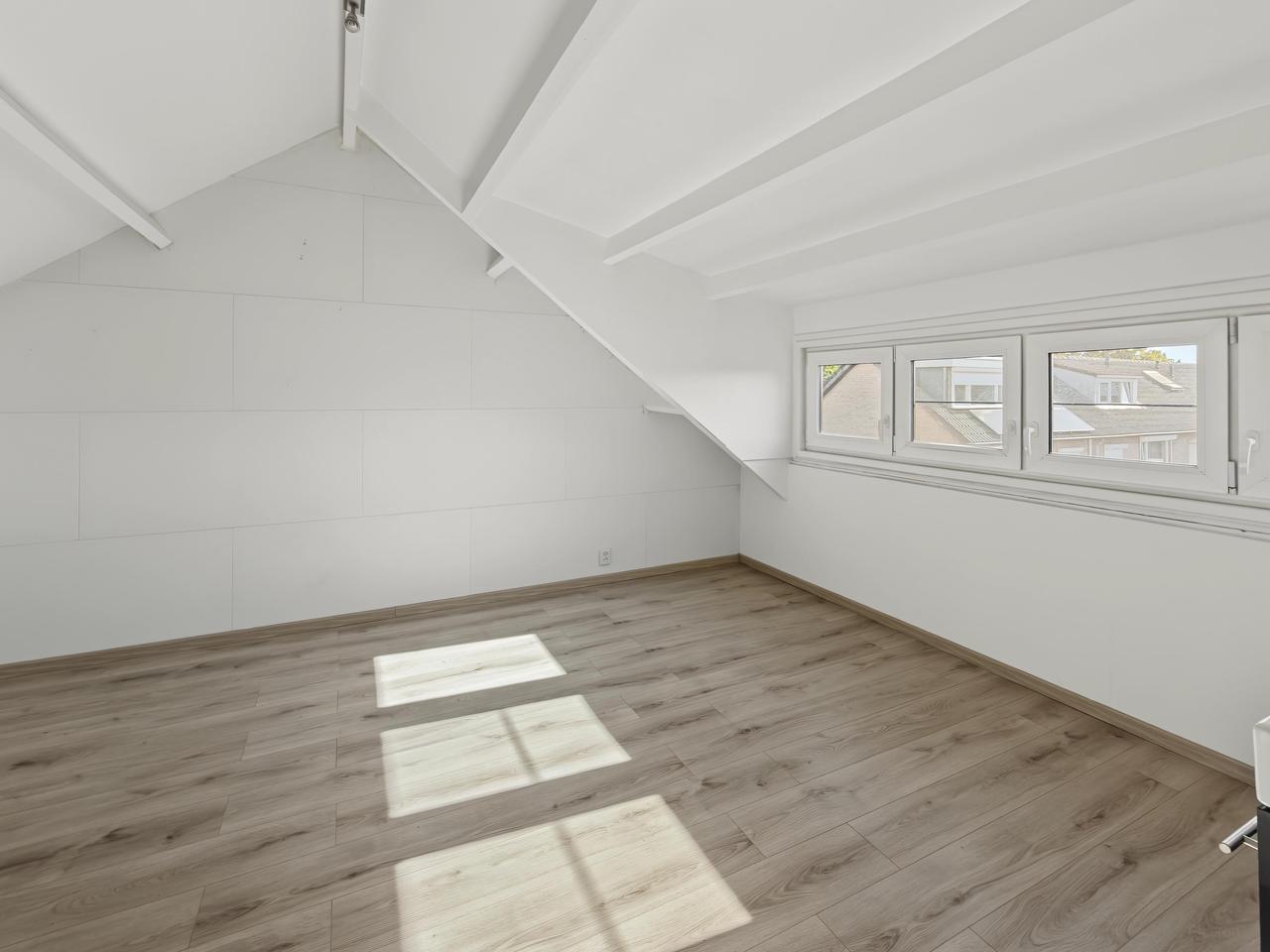 Energy-efficient home with 12 solar panels - Image 26