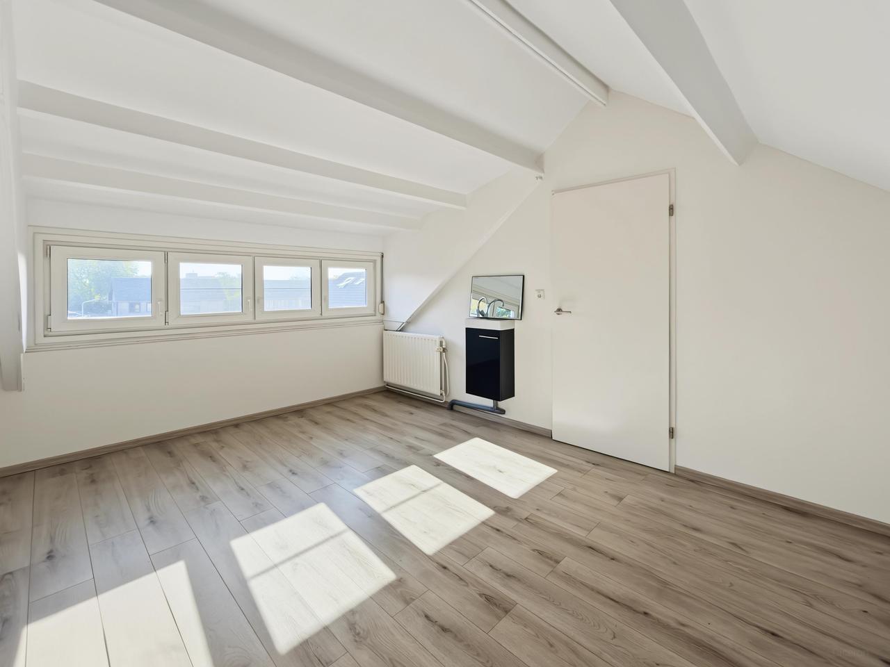 Energy-efficient home with 12 solar panels - Image 27